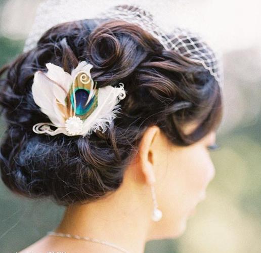 漂亮孔雀羽毛装饰新娘发型别有一番滋味