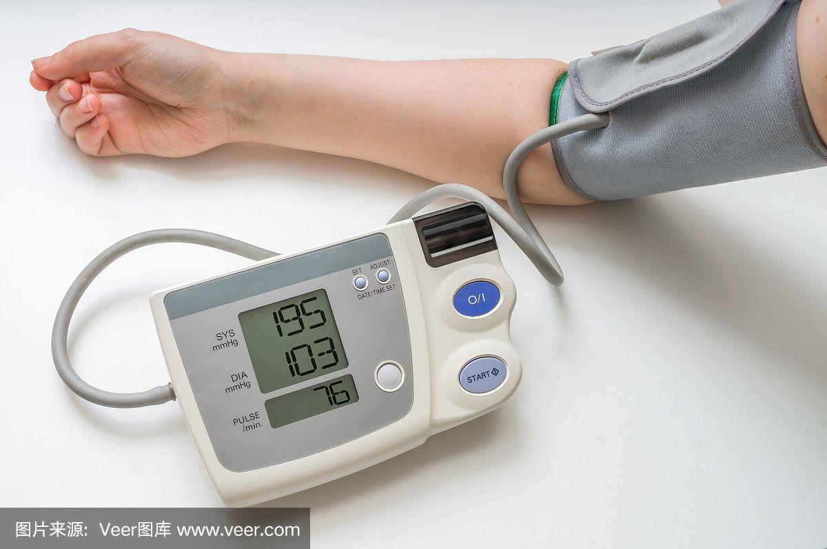 高血压的概念.人们正在用监护仪测量血压.