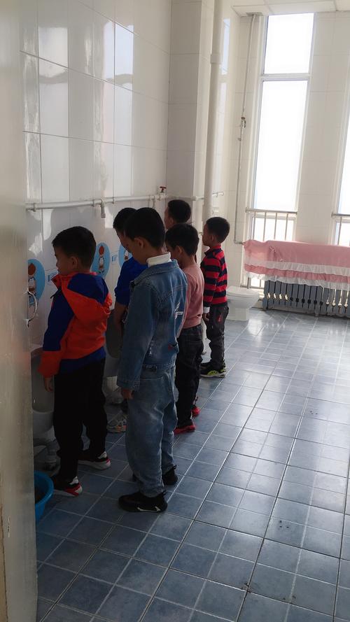 排队等候如厕,孩子们都可以非常友好的自觉排队!