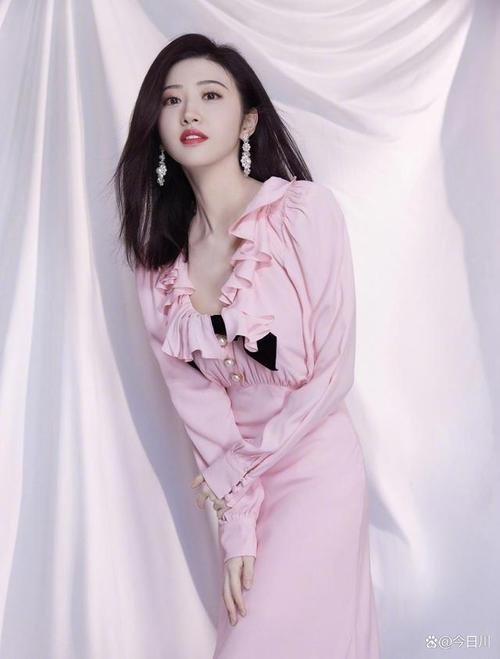 8月24日,景甜发布了一组引人注目的最新照片,照片中的她身穿一款粉色