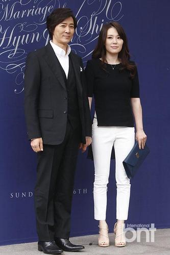 5月26日,韩国演员申贤俊(46岁)与比自己小12岁的在美侨胞在首尔汉南洞