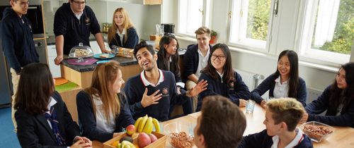 维也纳阿玛多伊斯国际学校的学生们在教室里交流聊天