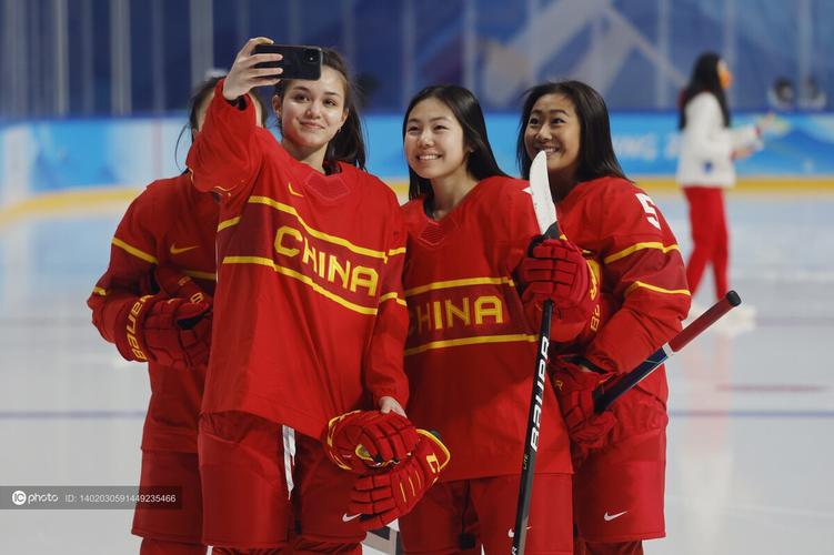 2022北京冬奥前瞻探访五棵松体育馆中国女子冰球队微笑合影