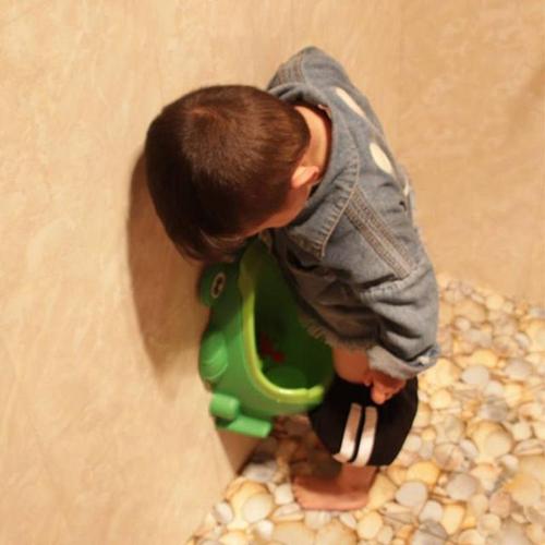 新手宝妈发现:2周岁的小男孩尿尿,站着不会用力,哈哈哈