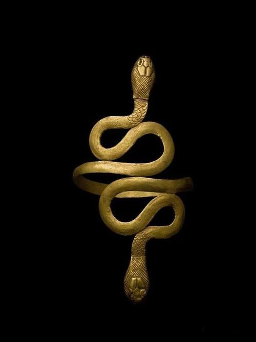 上,蛇这一图腾和元素活跃于珠宝作品中已经有上千年的历史在古埃及,蛇