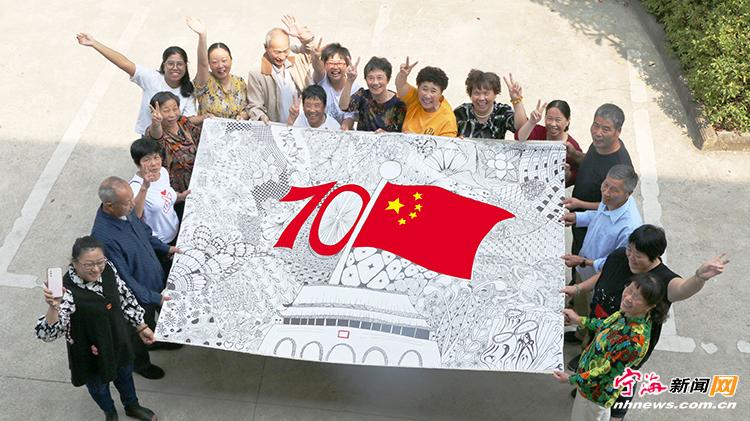 阳光社区举办了"庆祝新中国成立70周年,共绘中国梦"中老年禅绕画活动