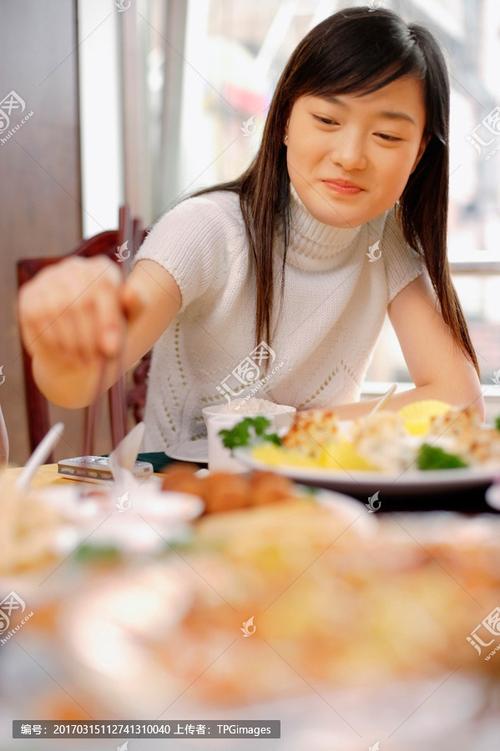 在中国餐馆吃饭的年轻女子