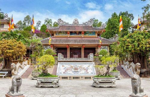 芽庄龙山寺,long son pagoda介绍:long thanh是$越南$最有名的黑白画