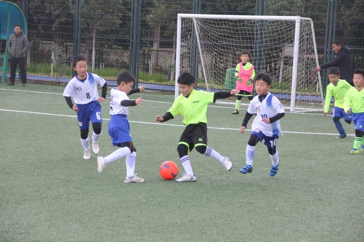 开学了就让孩子们去踢球吧享受踢足球所带来的最为纯真的乐趣