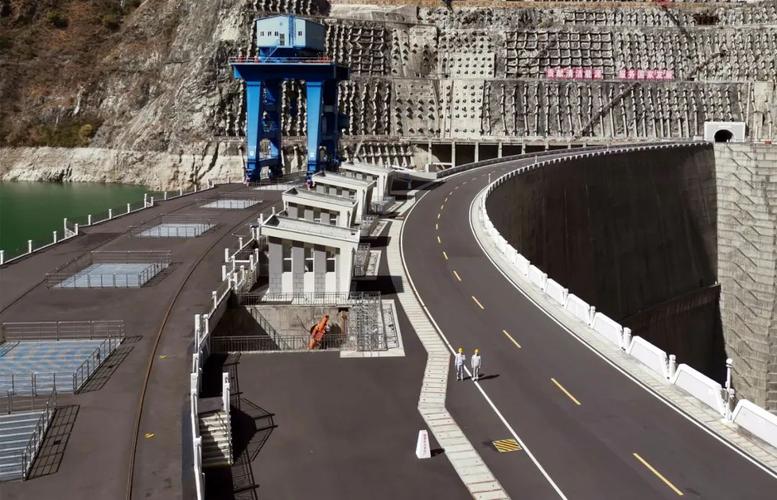 位于凉山州的锦屏一级,二级水电站,是雅砻江上装机最大的2个电站.