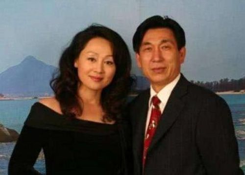 王姬58岁全家近照 与丈夫携手29年 女儿漂亮 儿子27岁智商仅4岁