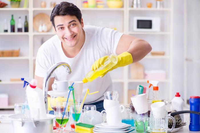 享受在家里洗碗干家务的男人