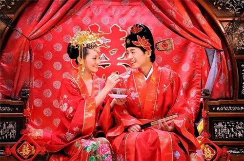 古代女子出嫁,为何要在头上盖一块红布?主要是为了遮羞避嫌