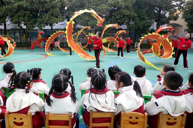 在宜丰县新昌大道旁的宜丰幼儿园,孩子们观看"彩带龙"表演.何贱来摄