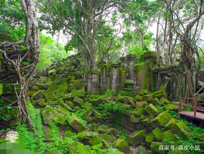 寺庙完全被丛林吞没,这座残留的遗迹,充满神秘的气息