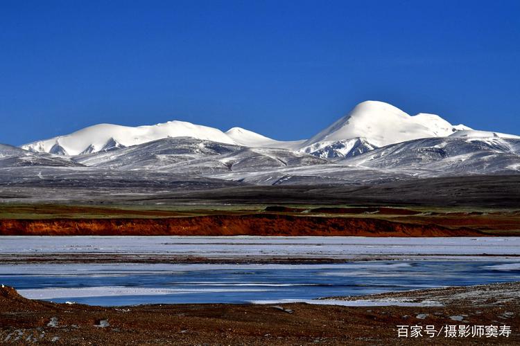 昆仑山玉珠峰雪山犹如白色哈达,飘扬在江河源头的蓝天下.