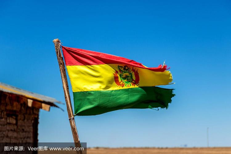 蓝天背景下,玻利维亚国旗迎风飘扬
