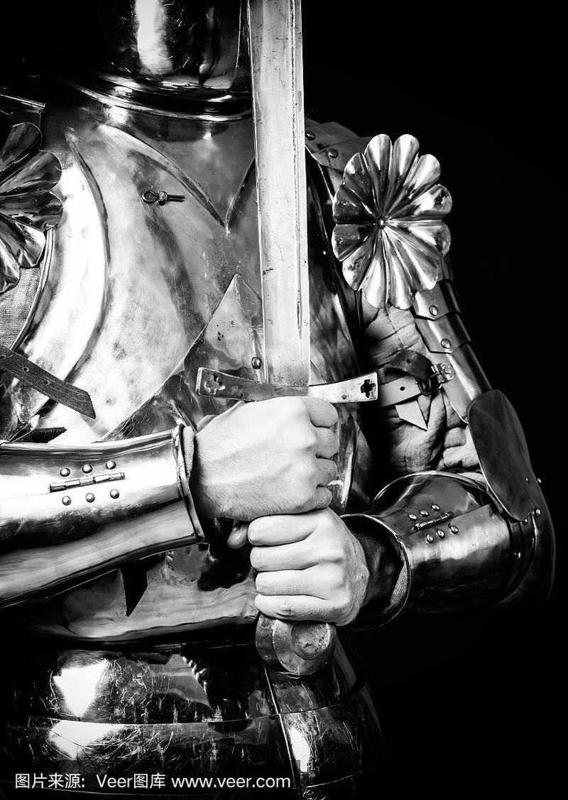 身穿盔甲,手持双手剑的骑士