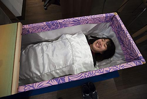 日本流行入棺体验思考死亡就是思考如何活着