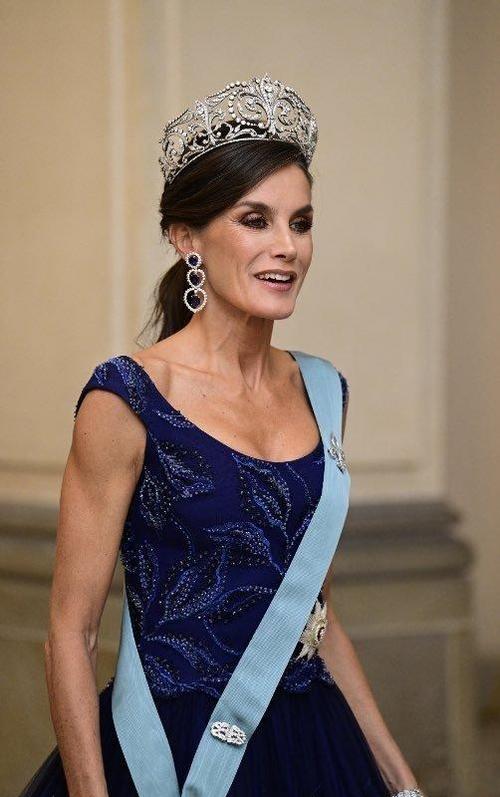 西班牙王后访问丹麦戴大鸢尾王冠抢镜丹麦王储妃屈膝礼到位