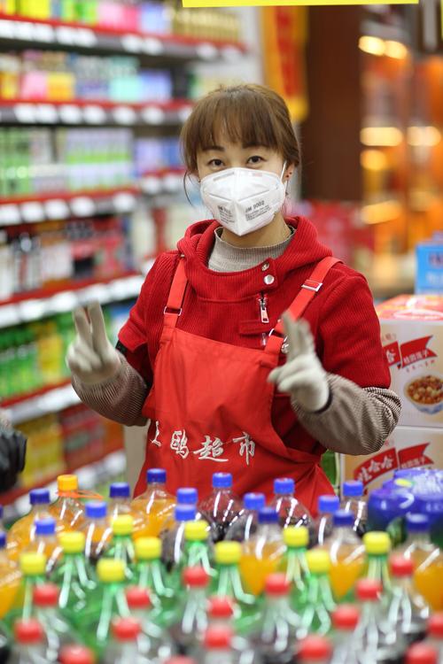 1月25日,超市内上班的员工.