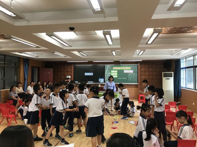 绿翠小学开展《基于低年级主题活动的开发》课例研讨暨《广州市中小学