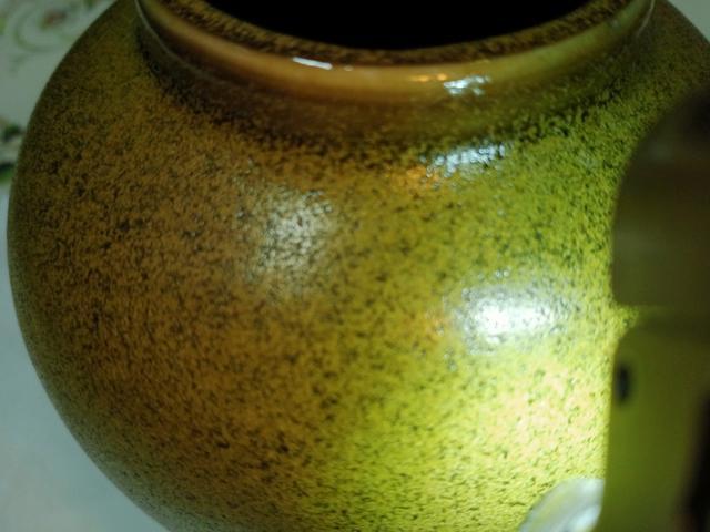雍正茶叶末釉瓷器特征:雍正茶叶末釉釉面细腻,色泽幽静匀润,颜色多变