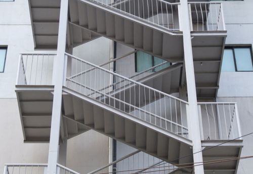 建造户外钢结构楼梯,为工厂员工生命通道的加固助力