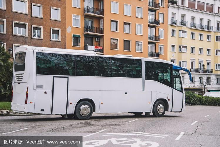 城市环境中的白色现代公交车