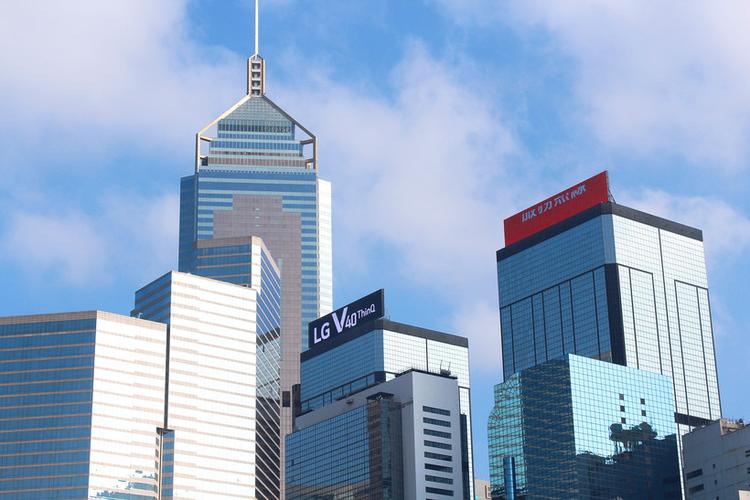 这里拥有众多现代化摩天高楼, 香港中环广场便是其中之一.