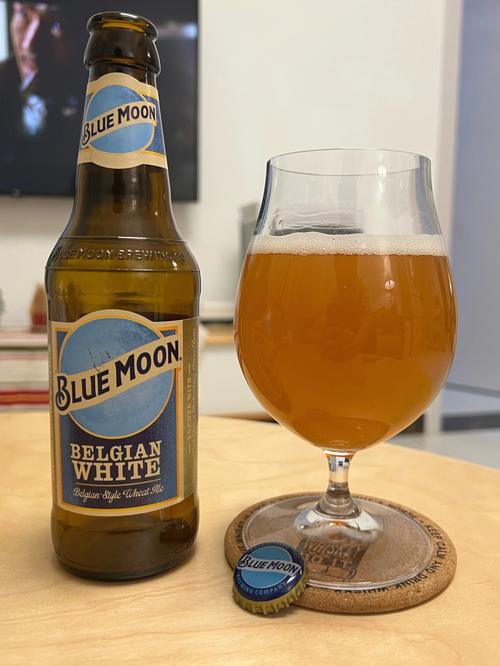 线下买了瓶蓝月啤酒,捷克产的比利时白啤,味道相比一般,好在包装漂亮.