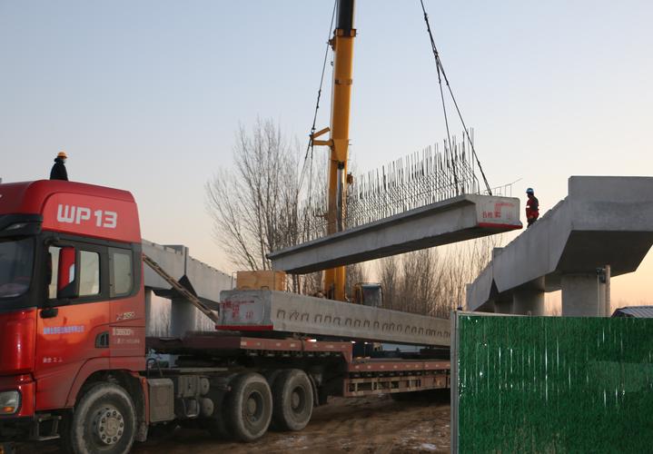 济南至高青高速公路路桥工程四合同首片空心板梁顺利完成架设
