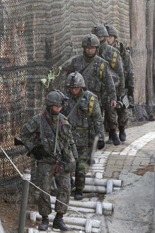 在三八线巡逻的韩国士兵点击进入中新网军事频道发布时间:2013-04-02