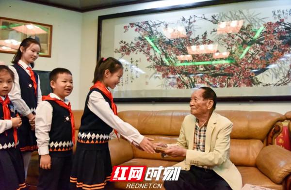 袁隆平寄语麓山国际实验小学学子做豪迈的中国人