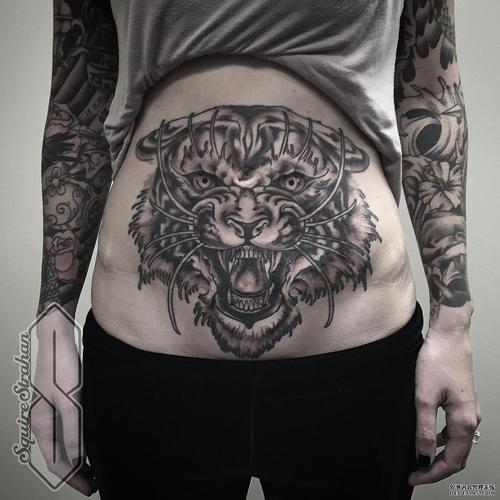 腹部凶猛的老虎纹身图案