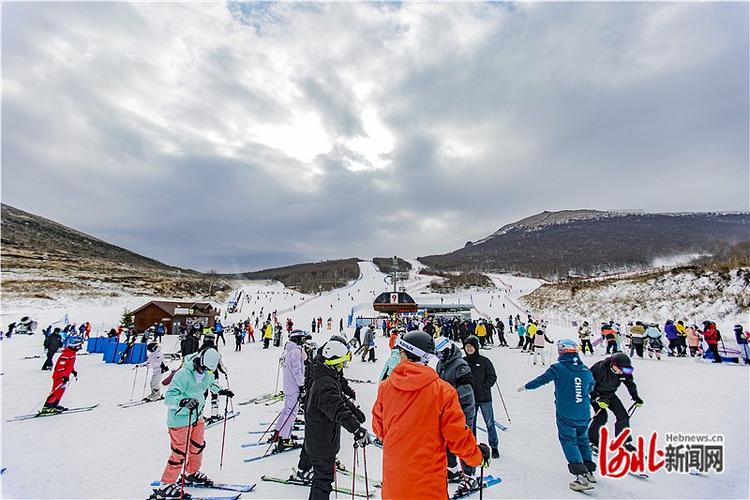 12月16日,游客在太舞滑雪场滑雪. 河北日报通讯员 李登云摄