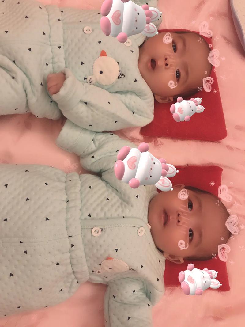 双胞胎女儿 大宝小宝成长照片 #两只小可爱 #愿宝宝健康快 - 抖音