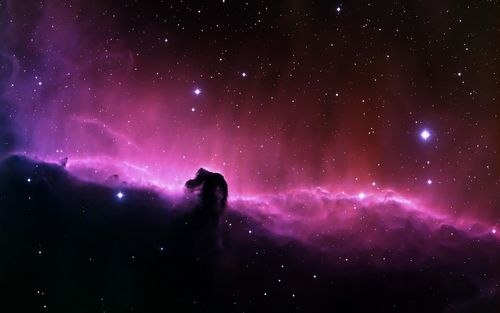 美丽的紫色星云在空间壁纸