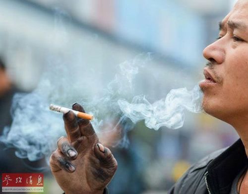 资料图片:在株洲市火车站,一名男子正在吸烟.新华社记者白禹摄