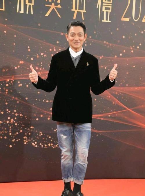 61岁刘德华坐镇金曲奖颁奖典礼,穿西装配牛仔裤,打扮偶像包袱重|裤装