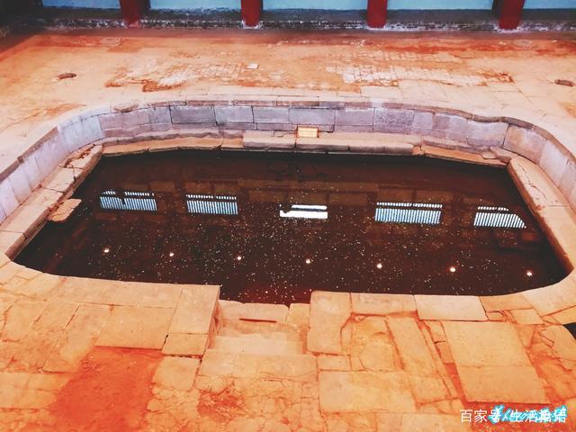 华清池里另外一个历史遗址:唐王御用温泉池,是不是感觉面积比上面那个