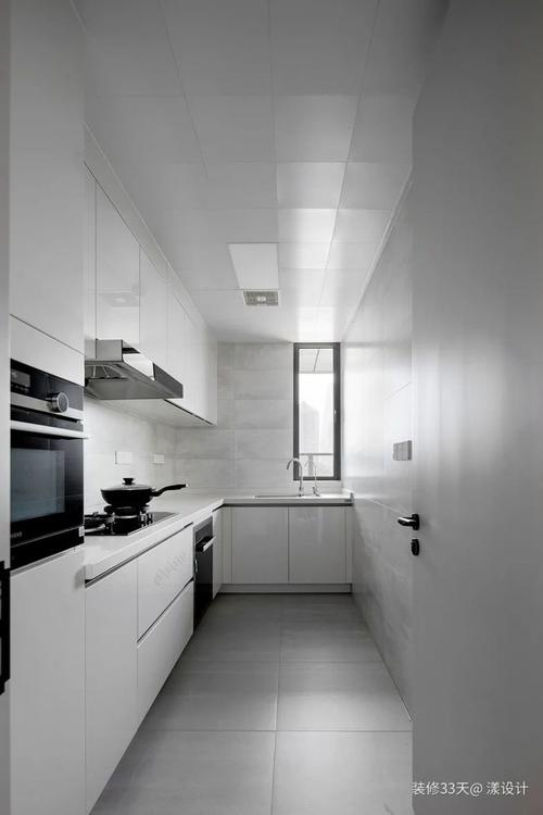 厨房,浅灰色地砖搭配浅色纹理墙砖和白色橱柜,纯净的配色勾勒出
