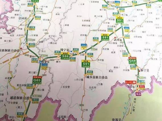(=`′=) 二,白果至洞口高速公路起于衡阳市衡山县白果镇,路线往西经