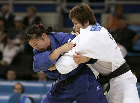 图文-女子柔道负78公斤级决赛 对方欲背刘霞