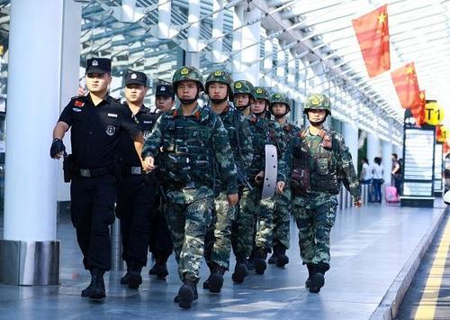 10月4日,在三亚凤凰国际机场,武警海南总队三亚支队执勤官兵与公安
