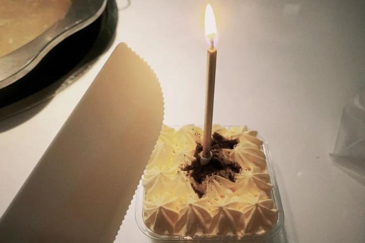 我即兴想过生日,他给我买的生日蛋糕和蜡烛两年前,我也写过和陈奇明的