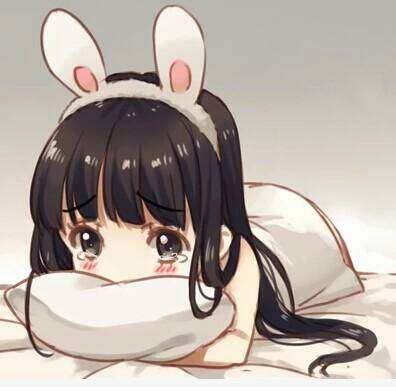 戴着兔子发卡抱着枕头在被窝趴着哭的卡通女孩图片
