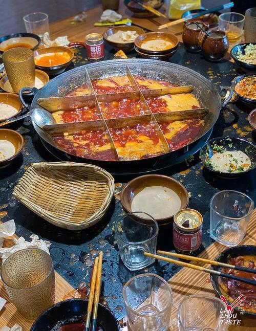 兰州小馆丨和一群妹子吃火锅,图的就是那种杂乱无章的美感