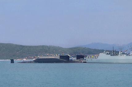 因此主要的大型水面舰只都率先部署到了南海舰队的亚龙湾