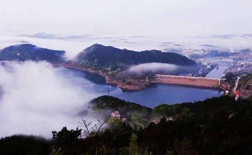 斗方山峡谷属原始次森林峡谷,位于国家3a级风景区——白莲河斗方 